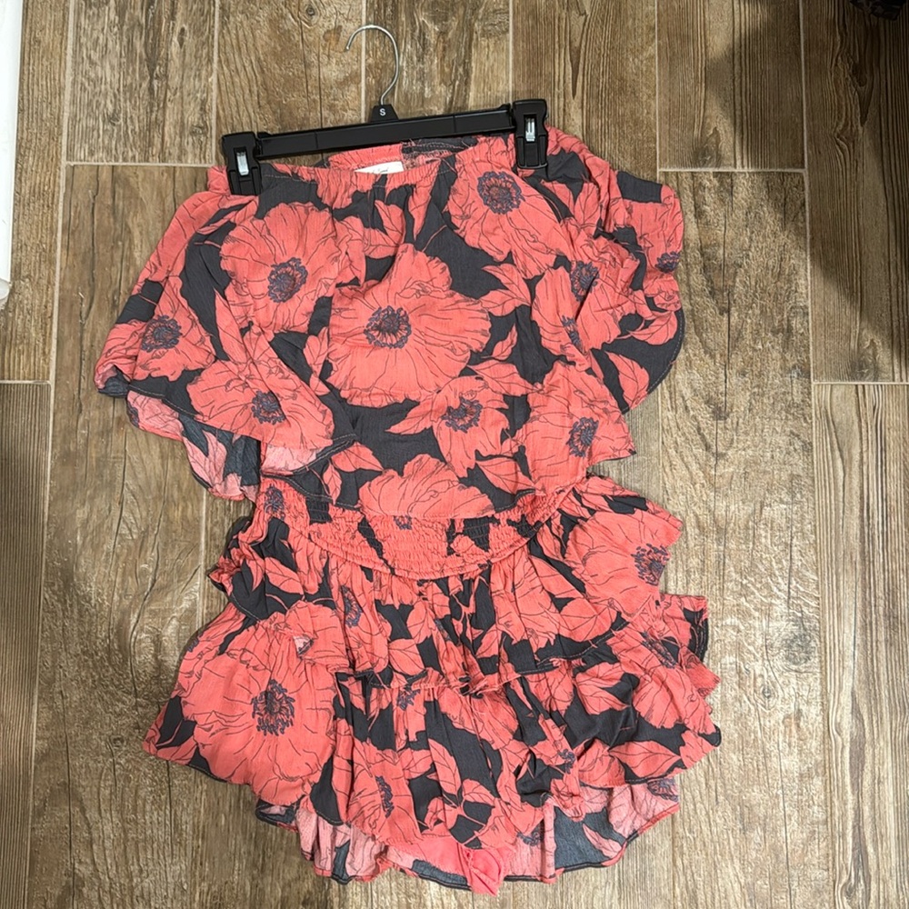 Mustard Seed romper. Floral print. Size small.
